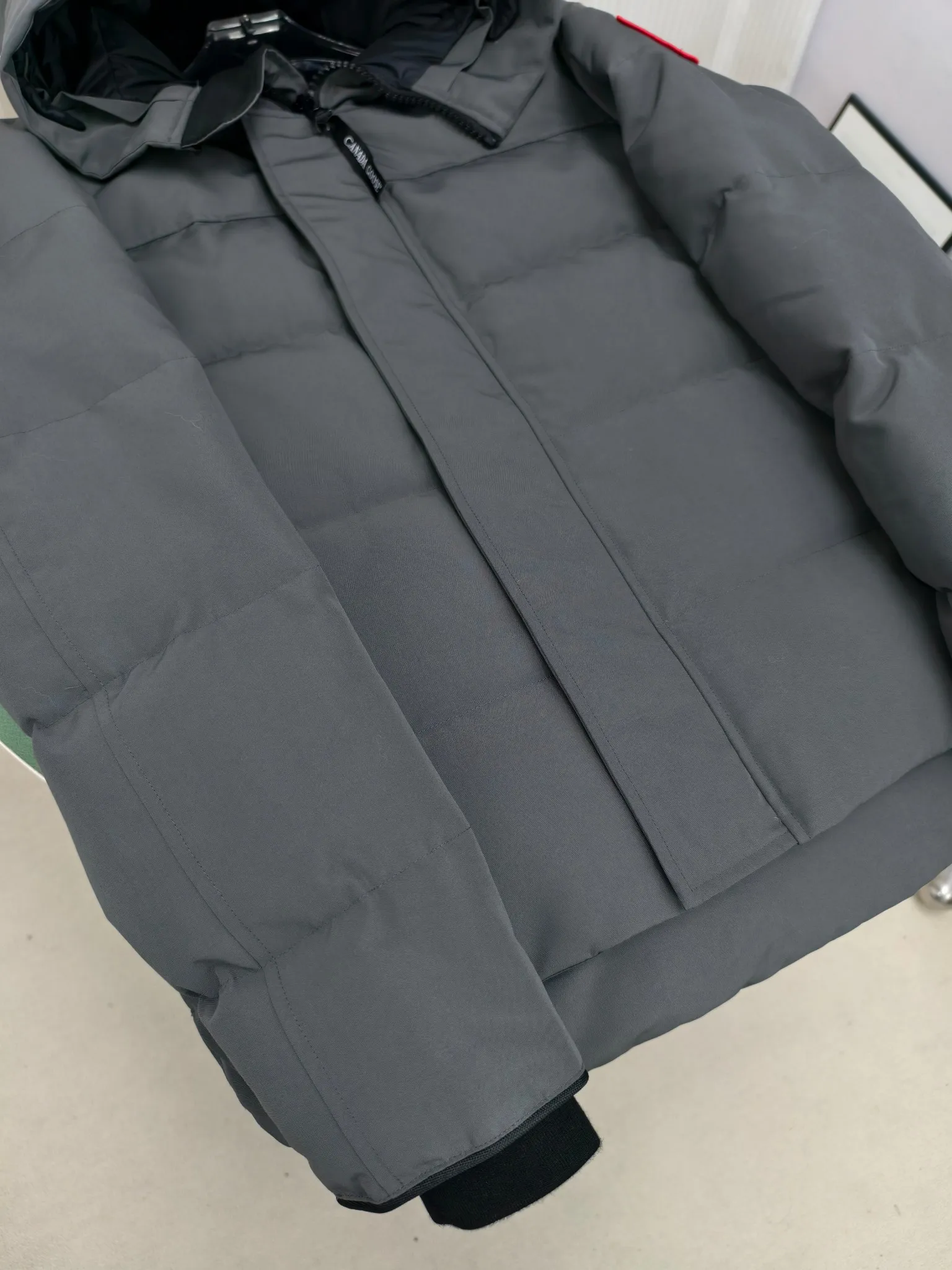 P700————2080M/New 17 models (higher version) Canada goose MacMillan parka. The MacMillan Parka features an innovative design with a streamlined hood detail, added shoulder straps and two additional interior pockets. This hip-length parka offers warmth and style with its quilted design and curved hem. Filled with extremely fluffy white duck down. The MacMillan Parka provides essential protection in all weathers. The adjustable down-connected hood improves warmth and protects against harsh weather. Rib knit cuffs tucked into the interior. The hood is equipped with a detachable zipper guard, and the hood trim can be replaced to create a personalized style and provide more protection (this jacket can be matched with wolf fur collar accessories, choose by yourself) ❤️The only version in the market Color: black red label black black label gray red label gray black label off-white red label navy red label Size: XS-2XL